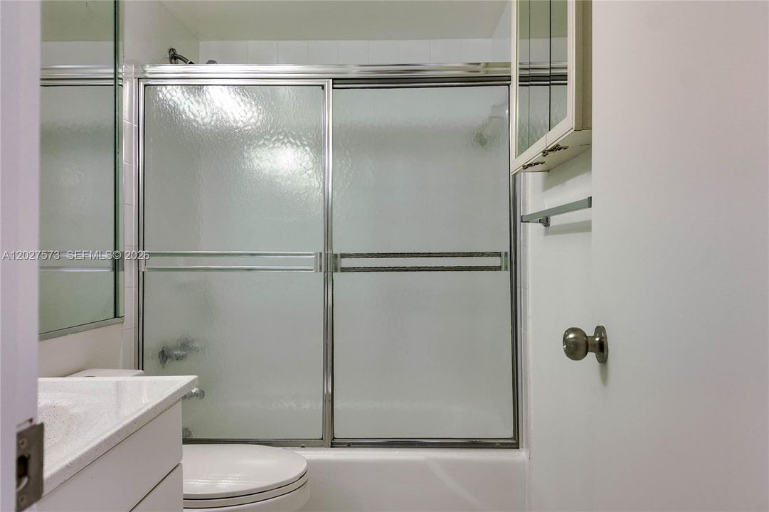 For Rent: $2,700 (1 beds, 1 baths, 870 Square Feet)
