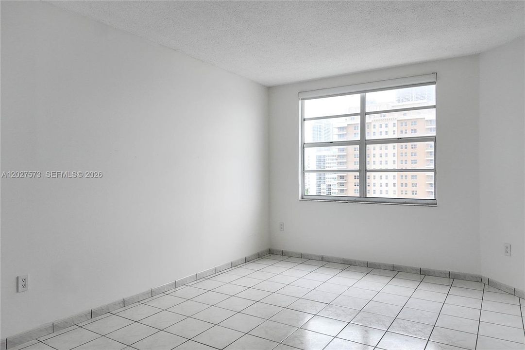 For Rent: $2,700 (1 beds, 1 baths, 870 Square Feet)