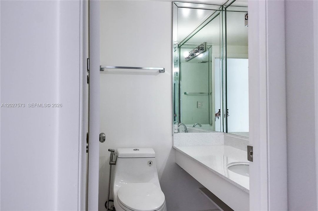 For Rent: $2,700 (1 beds, 1 baths, 870 Square Feet)