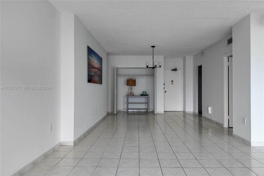 For Rent: $2,700 (1 beds, 1 baths, 870 Square Feet)