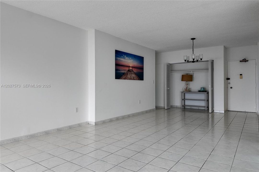 For Rent: $2,700 (1 beds, 1 baths, 870 Square Feet)