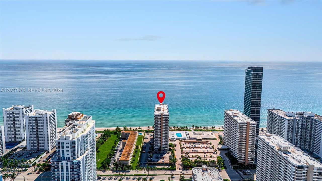 For Rent: $2,700 (1 beds, 1 baths, 870 Square Feet)