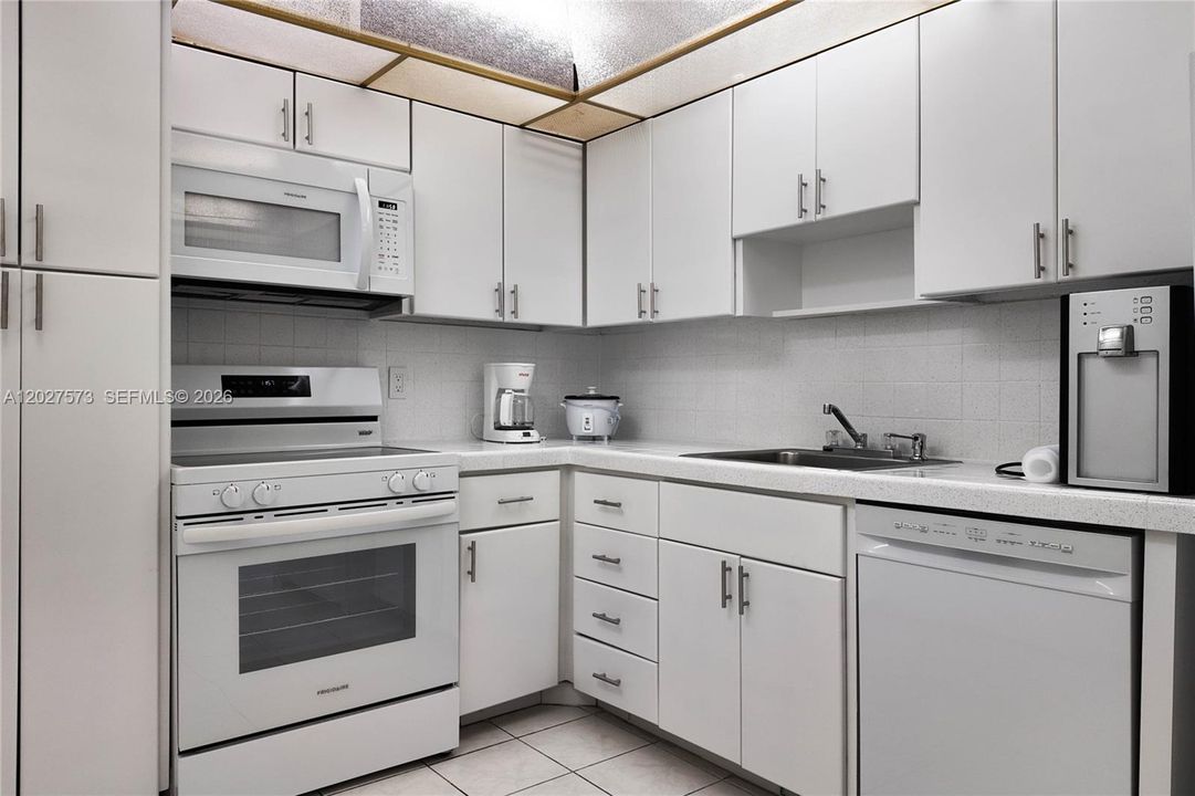For Rent: $2,700 (1 beds, 1 baths, 870 Square Feet)