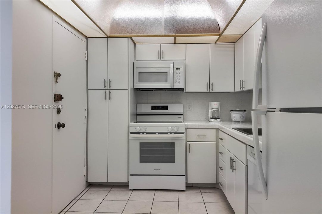 For Rent: $2,700 (1 beds, 1 baths, 870 Square Feet)