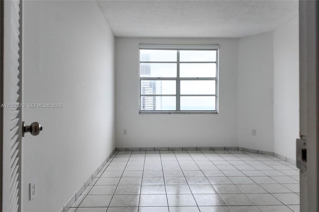 For Rent: $2,700 (1 beds, 1 baths, 870 Square Feet)