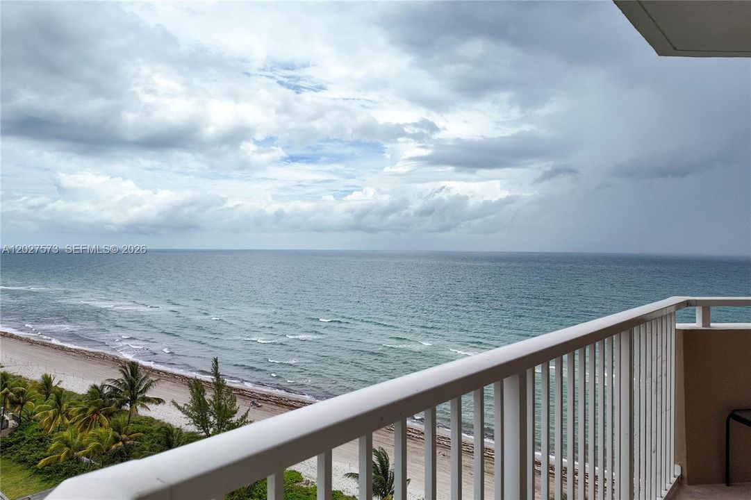 For Rent: $2,700 (1 beds, 1 baths, 870 Square Feet)