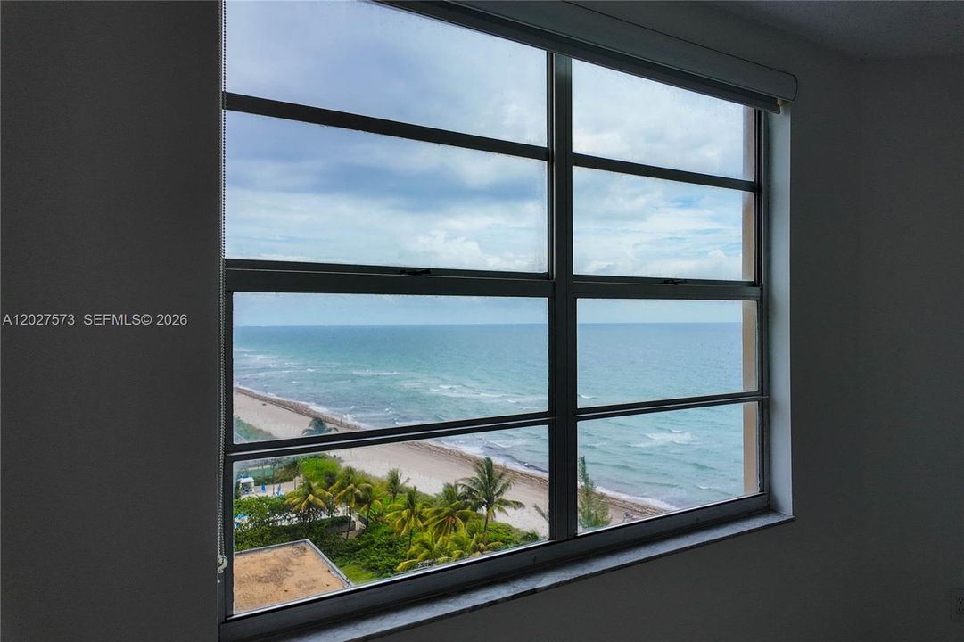 For Rent: $2,700 (1 beds, 1 baths, 870 Square Feet)