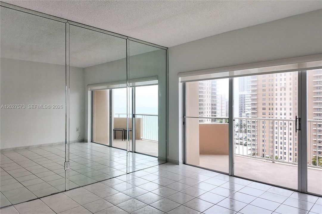 For Rent: $2,700 (1 beds, 1 baths, 870 Square Feet)