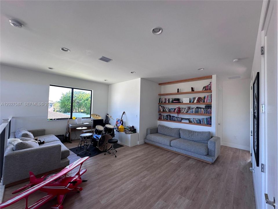 En Venta: $1,400,000 (5 camas, 4 baños, 3559 Pies cuadrados)