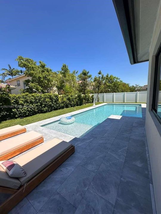 En Venta: $1,400,000 (5 camas, 4 baños, 3559 Pies cuadrados)