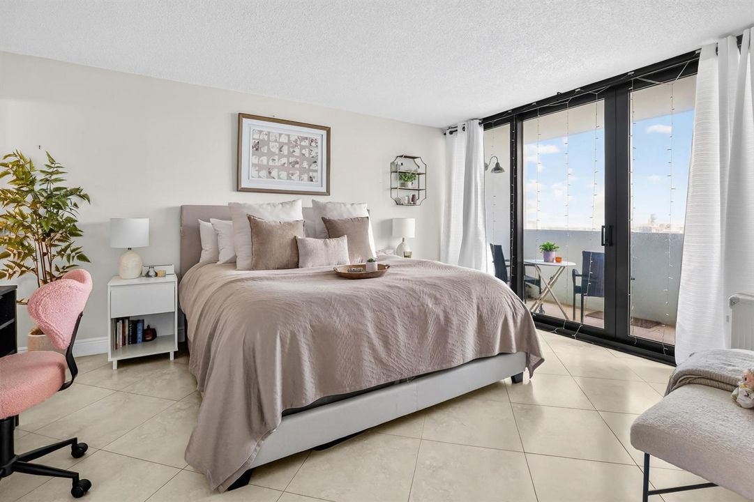 18 Bedroom 01