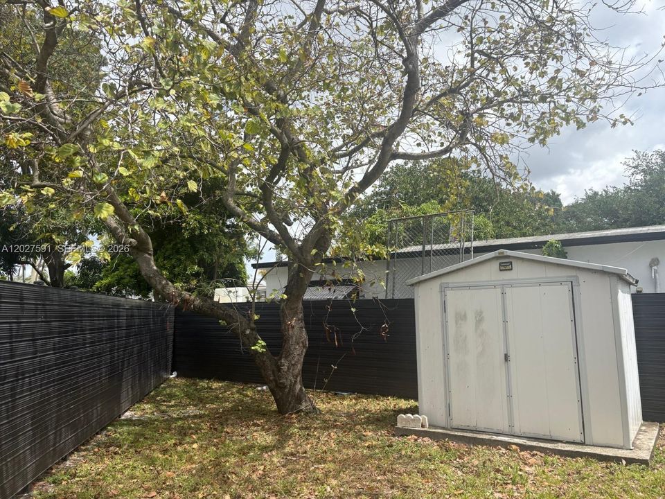 For Rent: $2,350 (1 beds, 1 baths, 1662 Square Feet)