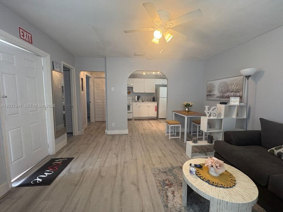 For Rent: $2,350 (1 beds, 1 baths, 1662 Square Feet)