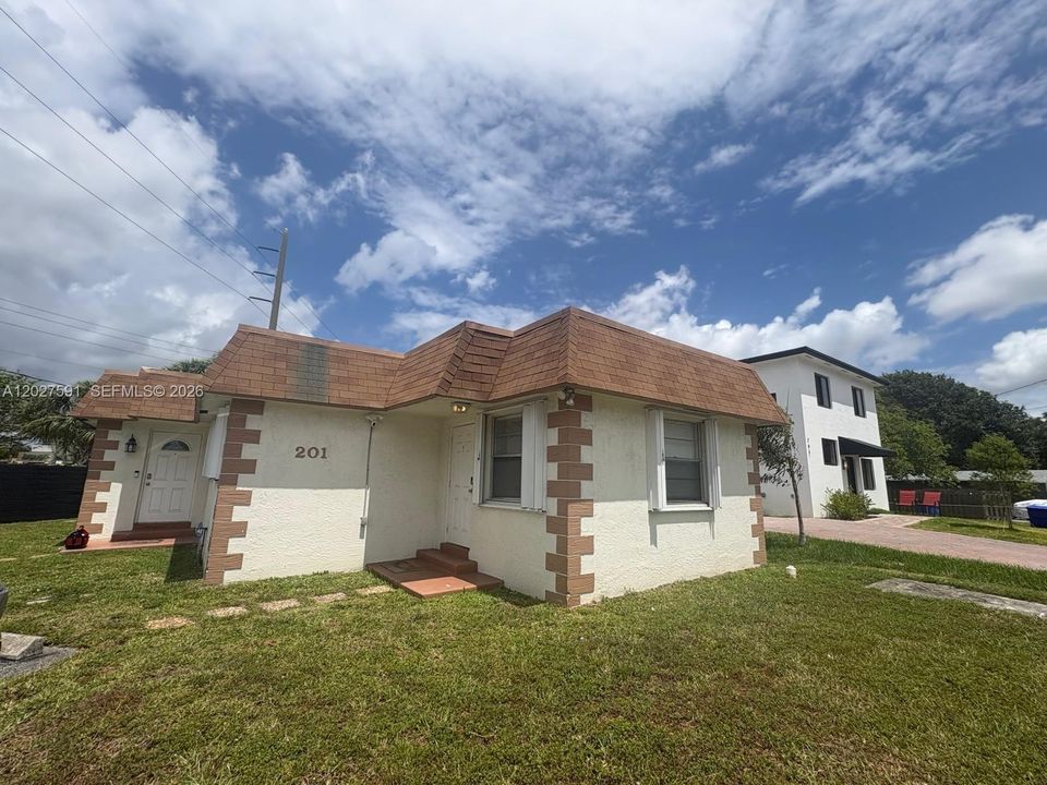 For Rent: $2,350 (1 beds, 1 baths, 1662 Square Feet)