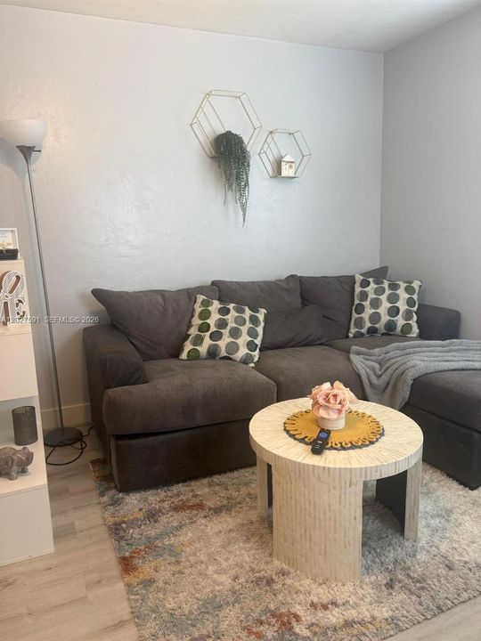 For Rent: $2,350 (1 beds, 1 baths, 1662 Square Feet)