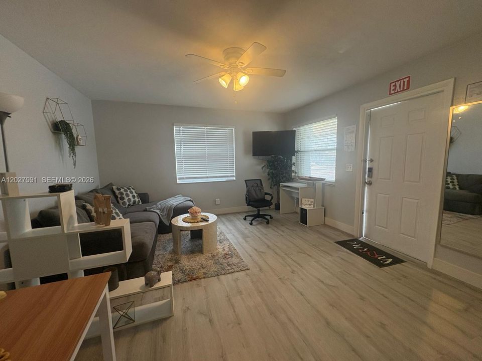 For Rent: $2,350 (1 beds, 1 baths, 1662 Square Feet)