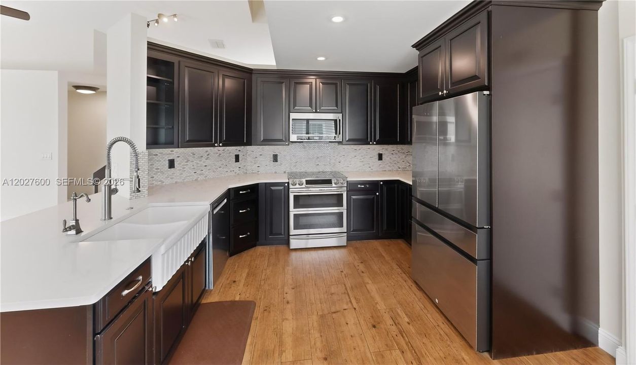For Sale: $599,900 (3 beds, 2 baths, 1638 Square Feet)