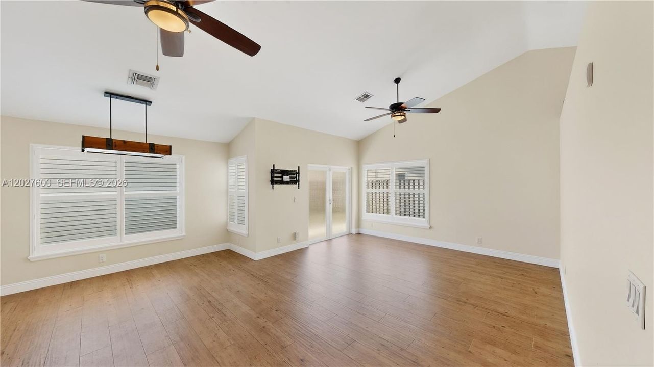 For Sale: $599,900 (3 beds, 2 baths, 1638 Square Feet)