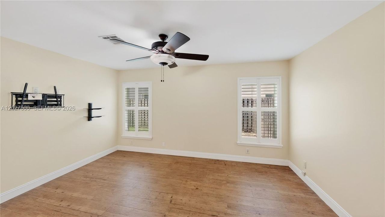For Sale: $599,900 (3 beds, 2 baths, 1638 Square Feet)