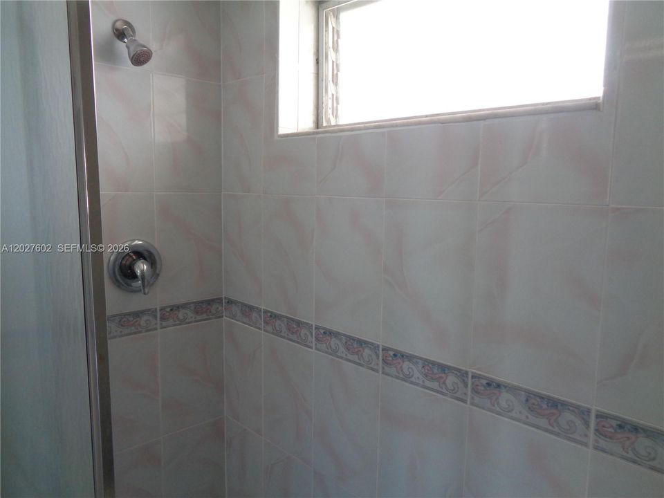 For Rent: $1,700 (1 beds, 1 baths, 730 Square Feet)