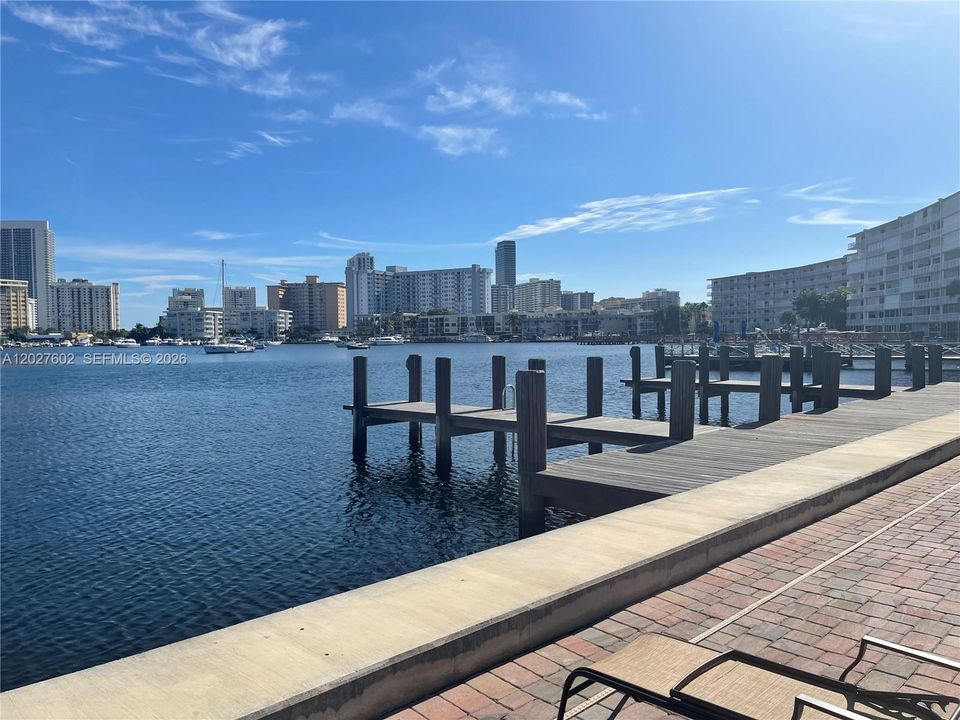 For Rent: $1,700 (1 beds, 1 baths, 730 Square Feet)