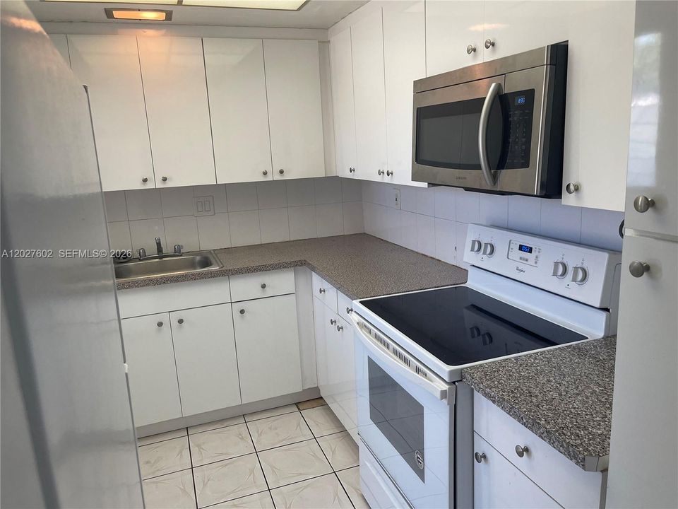 For Rent: $1,700 (1 beds, 1 baths, 730 Square Feet)