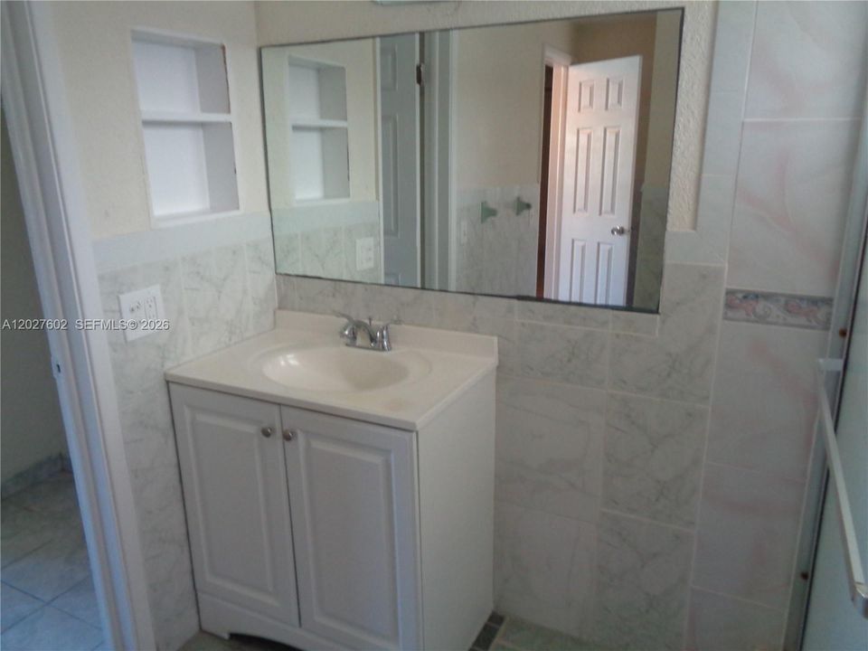 For Rent: $1,700 (1 beds, 1 baths, 730 Square Feet)