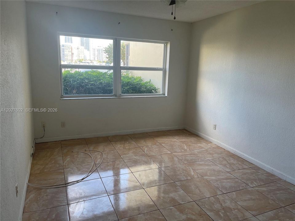 For Rent: $1,700 (1 beds, 1 baths, 730 Square Feet)