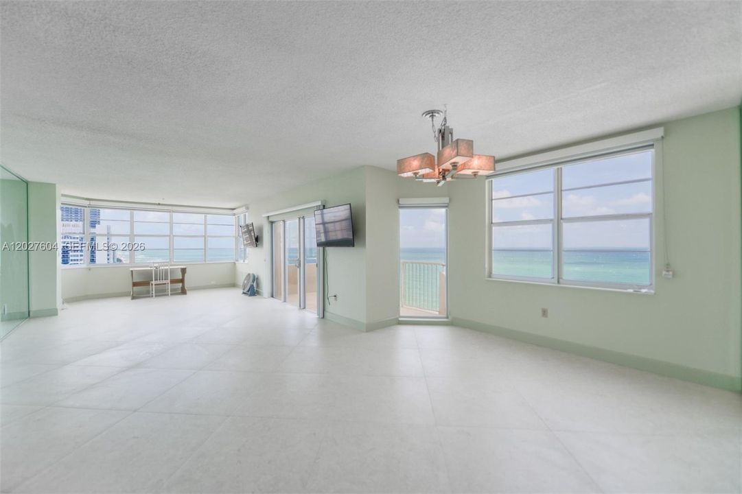 For Rent: $3,500 (2 beds, 2 baths, 1380 Square Feet)