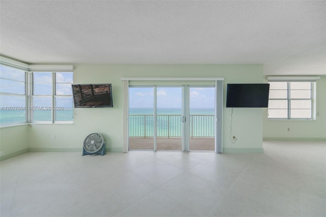 For Rent: $3,500 (2 beds, 2 baths, 1380 Square Feet)
