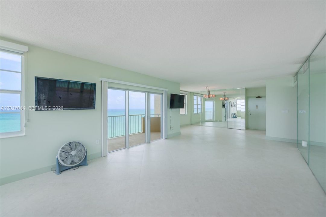 For Rent: $3,500 (2 beds, 2 baths, 1380 Square Feet)