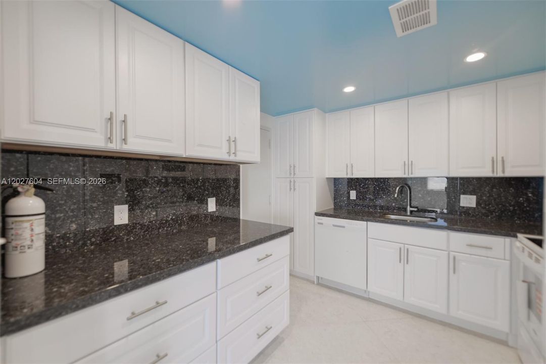 For Rent: $3,500 (2 beds, 2 baths, 1380 Square Feet)