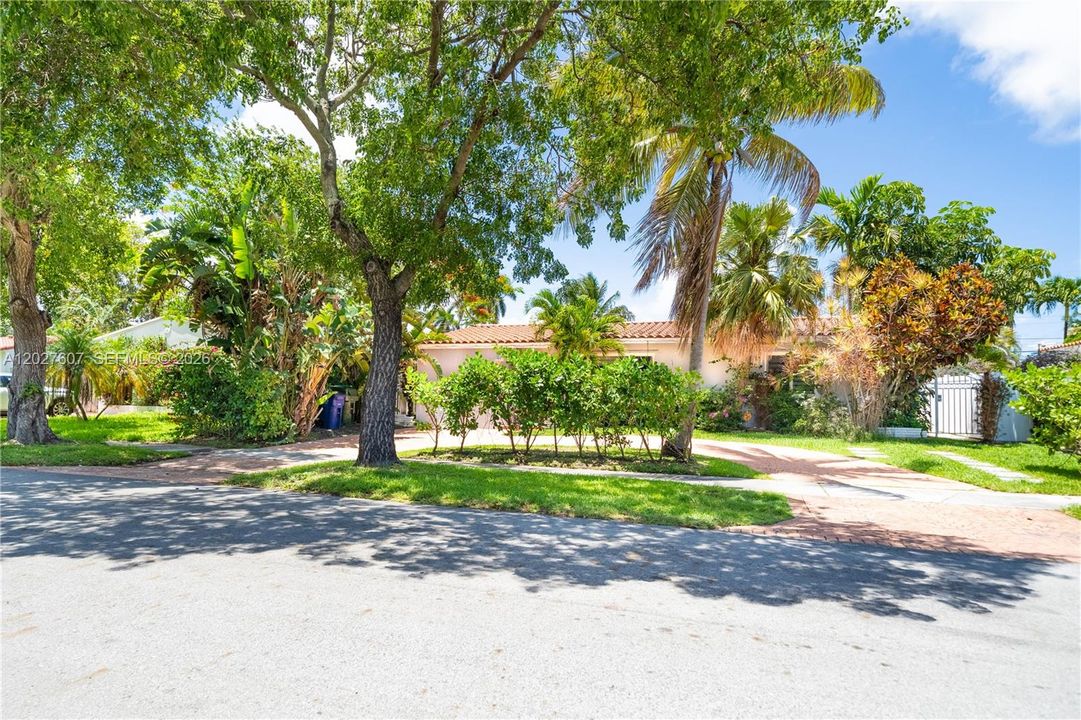 For Rent: $6,200 (2 beds, 2 baths, 2200 Square Feet)