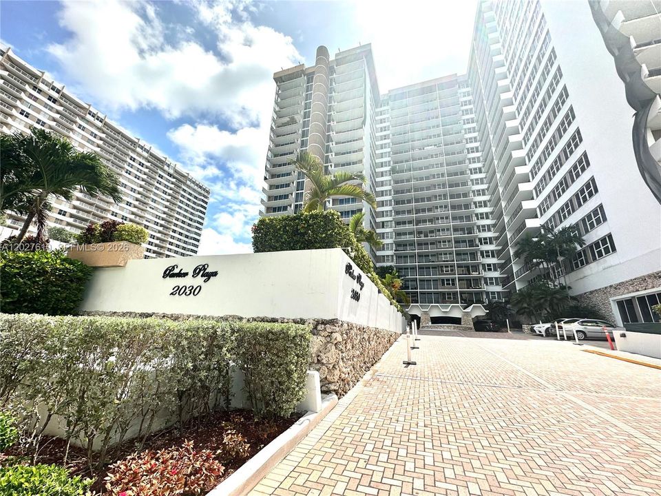 For Sale: $347,500 (1 beds, 1 baths, 736 Square Feet)
