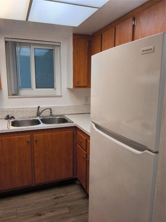 For Rent: $1,700 (1 beds, 1 baths, 4439 Square Feet)