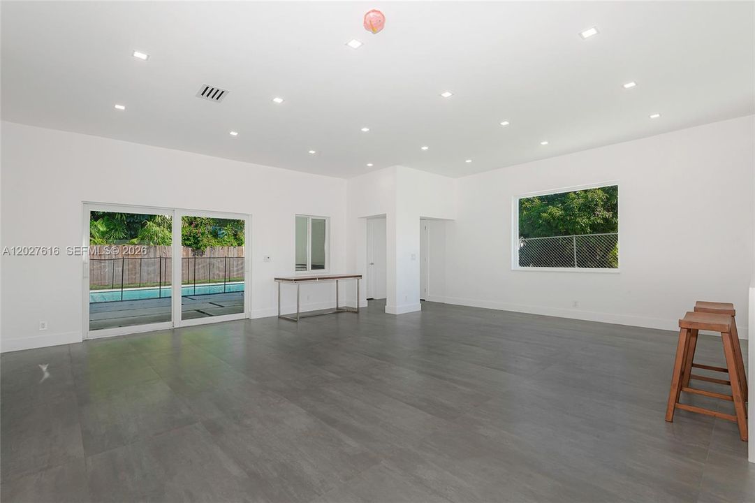 Activo con contrato: $1,599,000 (5 camas, 3 baños, 2237 Pies cuadrados)