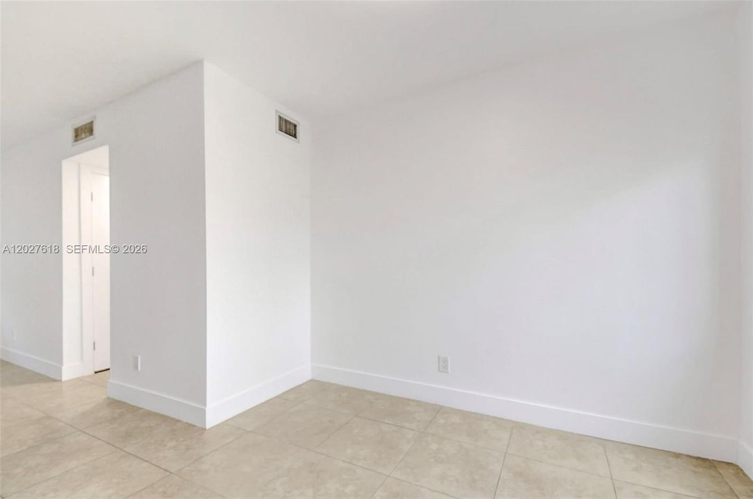 For Rent: $2,200 (2 beds, 1 baths, 1000 Square Feet)