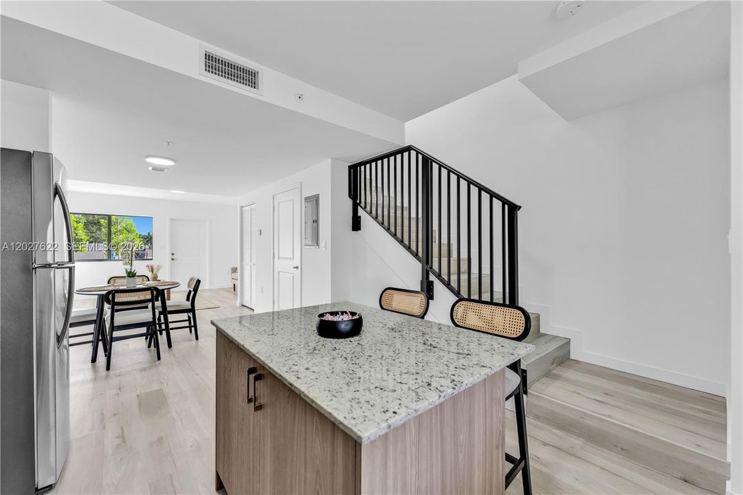 For Rent: $2,900 (2 beds, 1 baths, 1200 Square Feet)