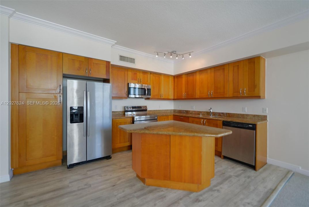For Sale: $599,999 (3 beds, 2 baths, 1597 Square Feet)