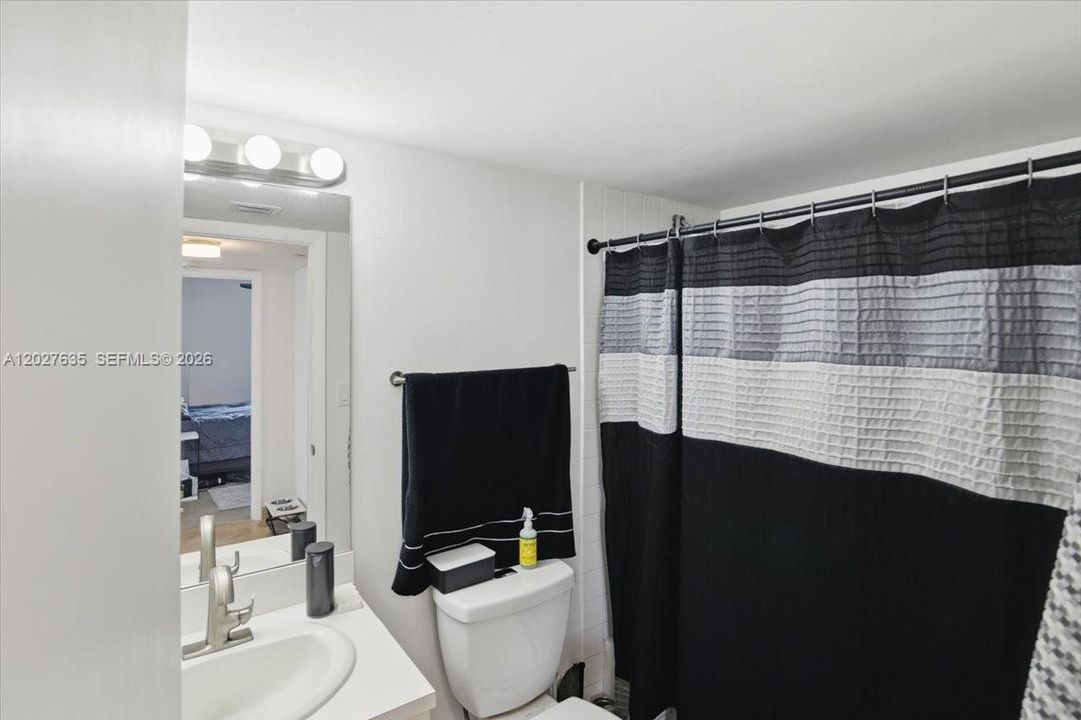 For Sale: $850,000 (2 beds, 2 baths, 950 Square Feet)