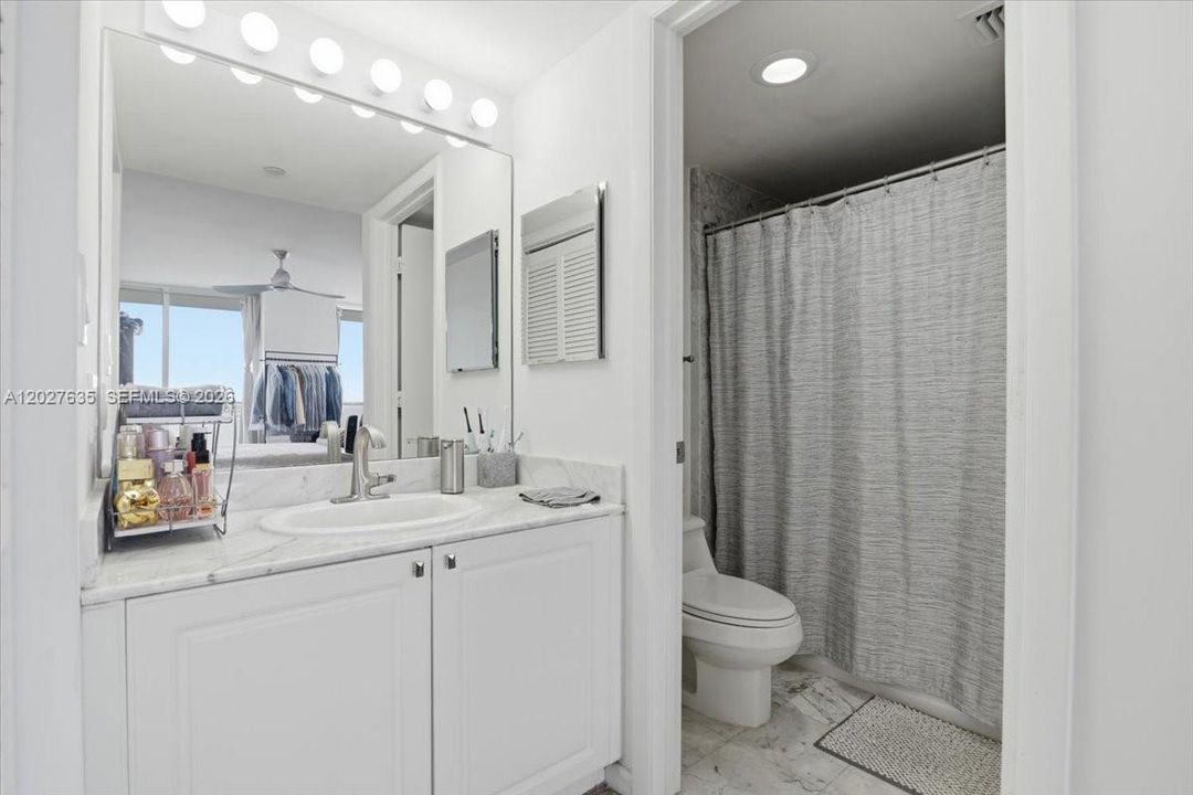 For Sale: $850,000 (2 beds, 2 baths, 950 Square Feet)