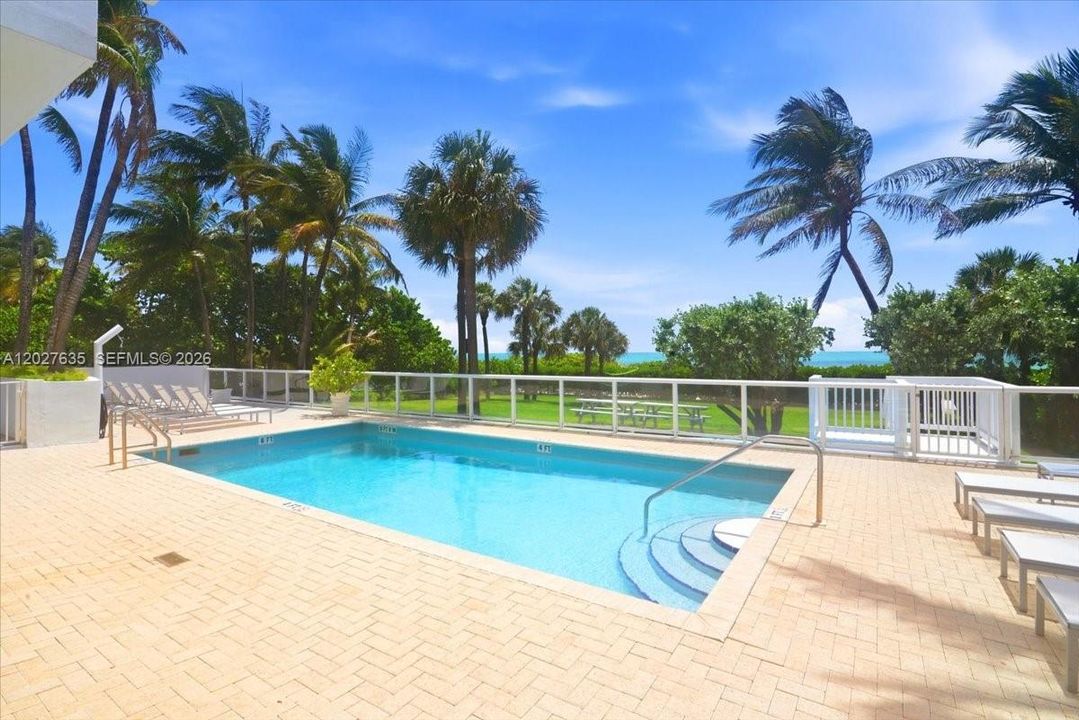 For Sale: $850,000 (2 beds, 2 baths, 950 Square Feet)