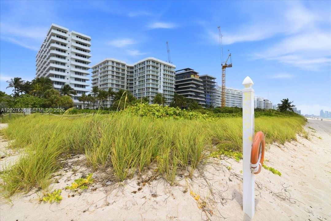 For Sale: $850,000 (2 beds, 2 baths, 950 Square Feet)