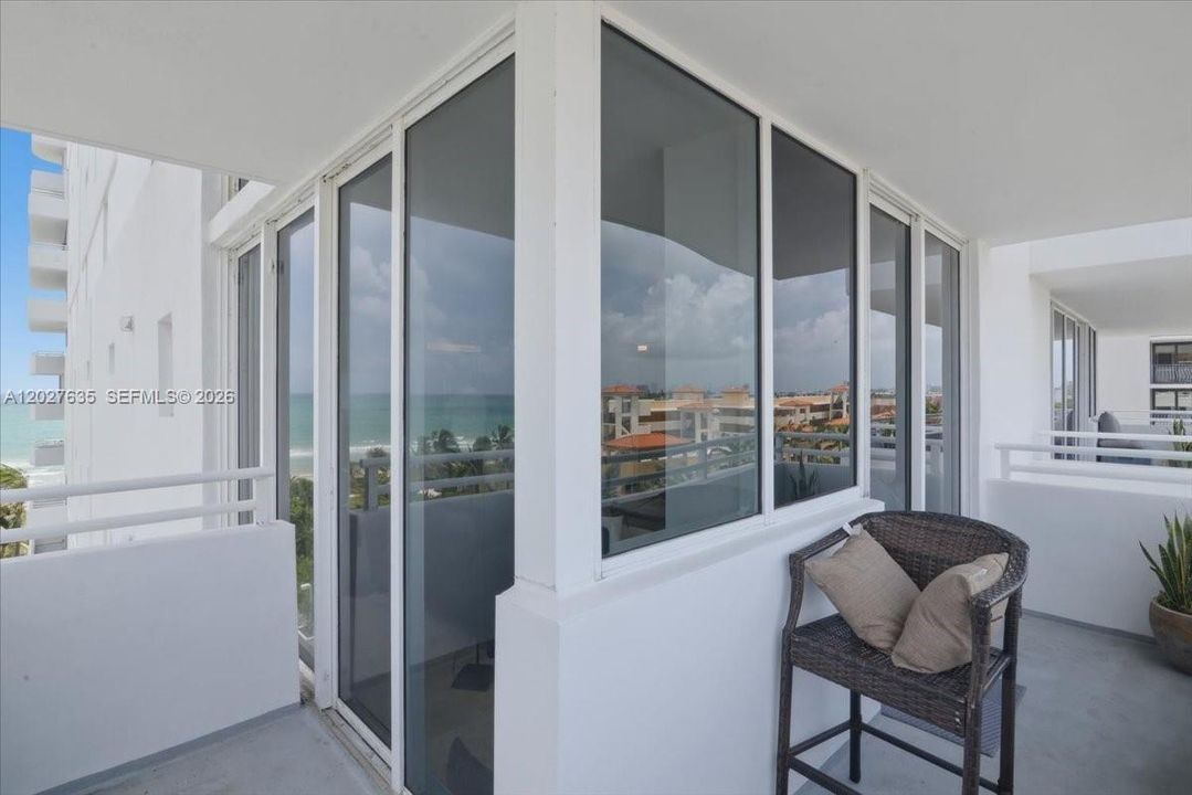 For Sale: $850,000 (2 beds, 2 baths, 950 Square Feet)