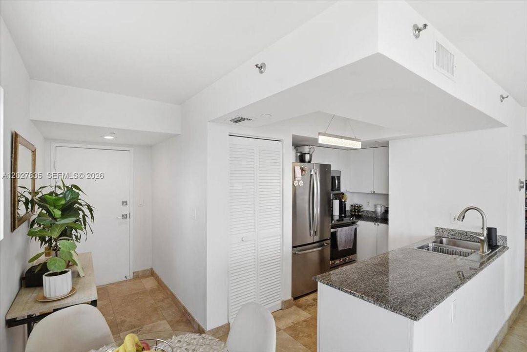 For Sale: $850,000 (2 beds, 2 baths, 950 Square Feet)