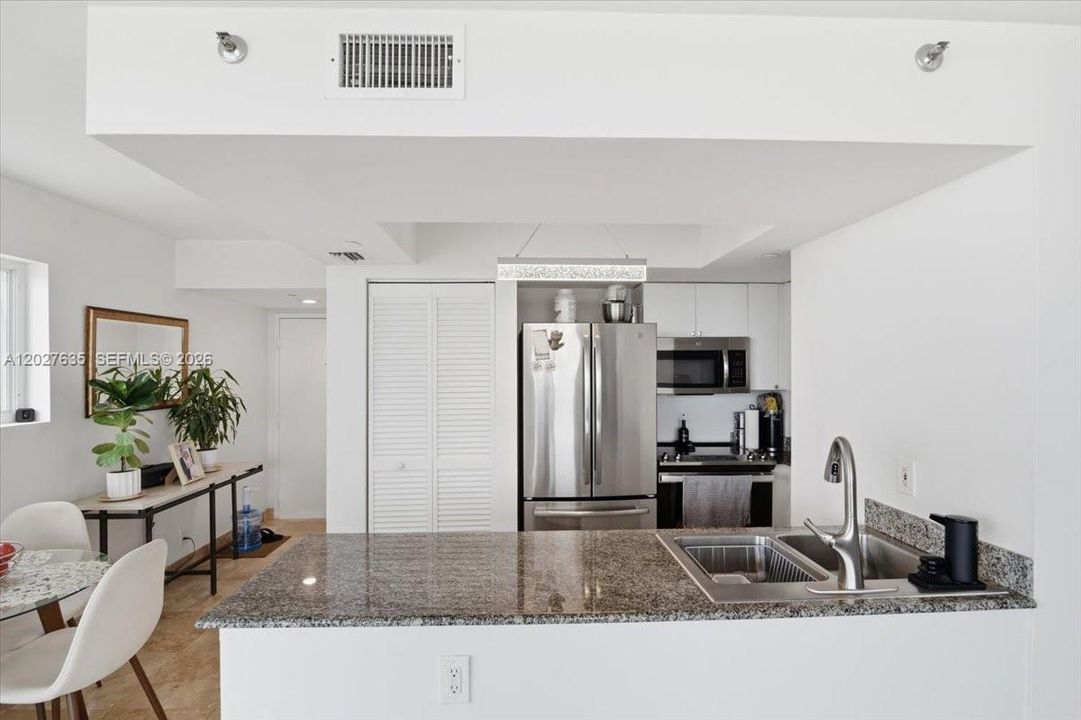 For Sale: $850,000 (2 beds, 2 baths, 950 Square Feet)
