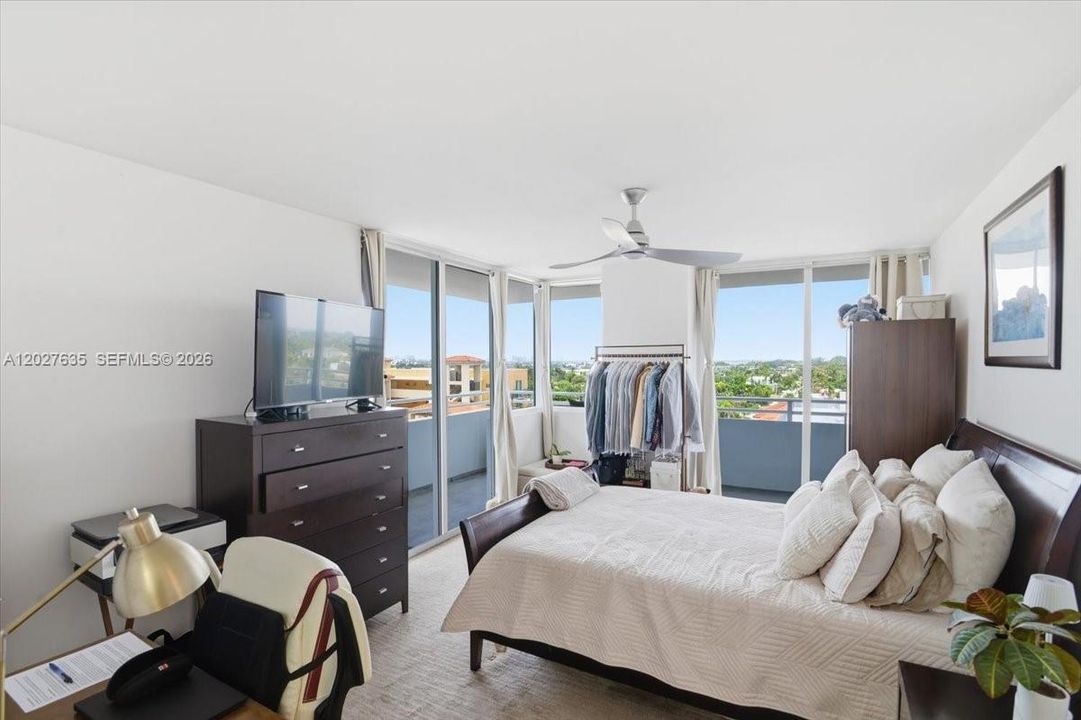 For Sale: $850,000 (2 beds, 2 baths, 950 Square Feet)
