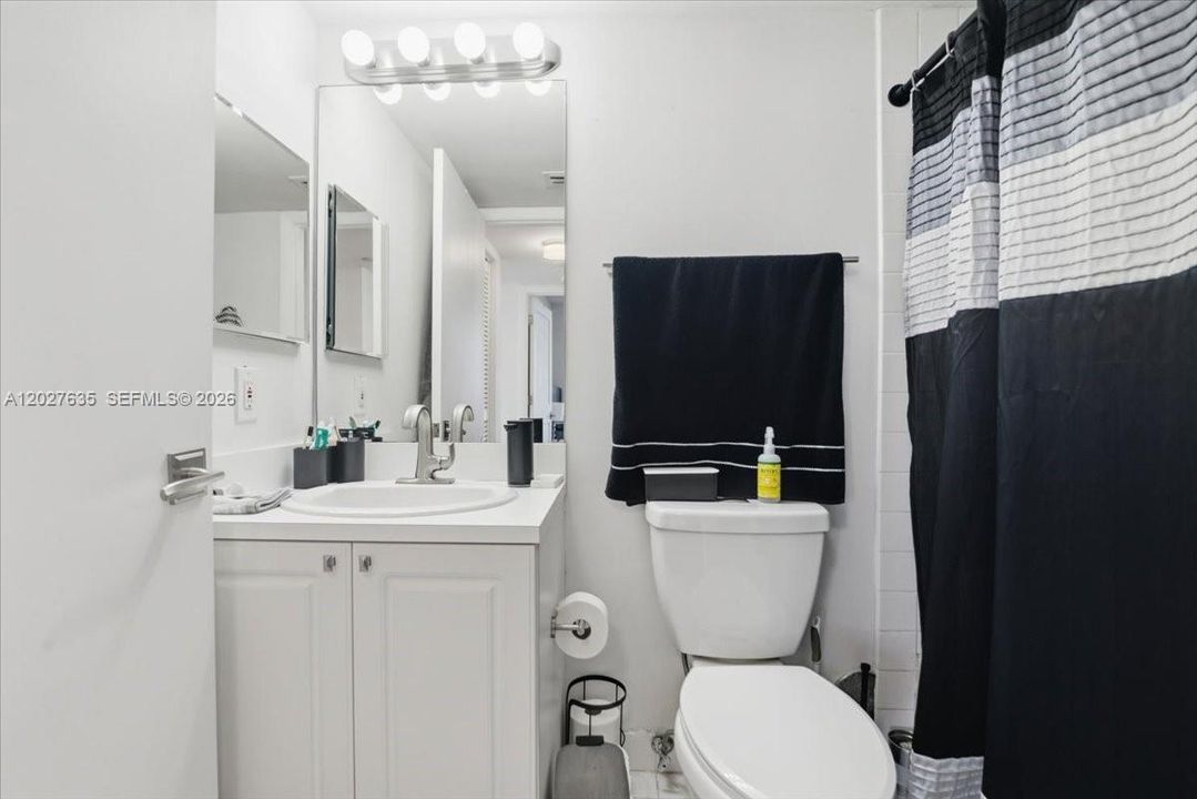 For Sale: $850,000 (2 beds, 2 baths, 950 Square Feet)