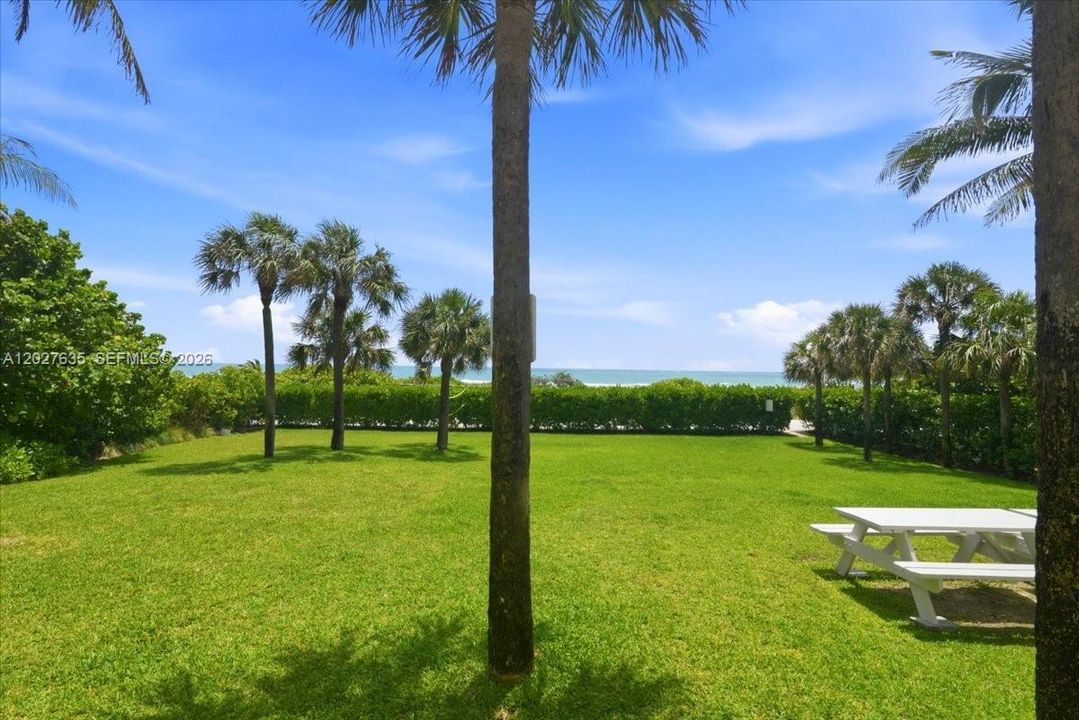 For Sale: $850,000 (2 beds, 2 baths, 950 Square Feet)