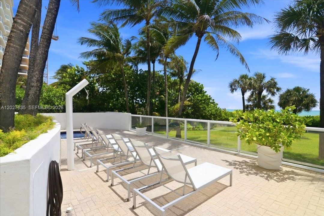 For Sale: $850,000 (2 beds, 2 baths, 950 Square Feet)